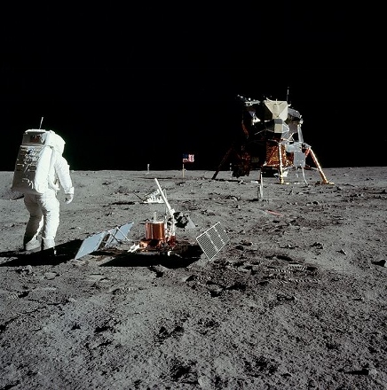 593px-Aldrin_with_experiment (436x440).jpg